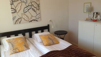 Habitación doble | Ropa de cama de alta calidad y cortinas opacas