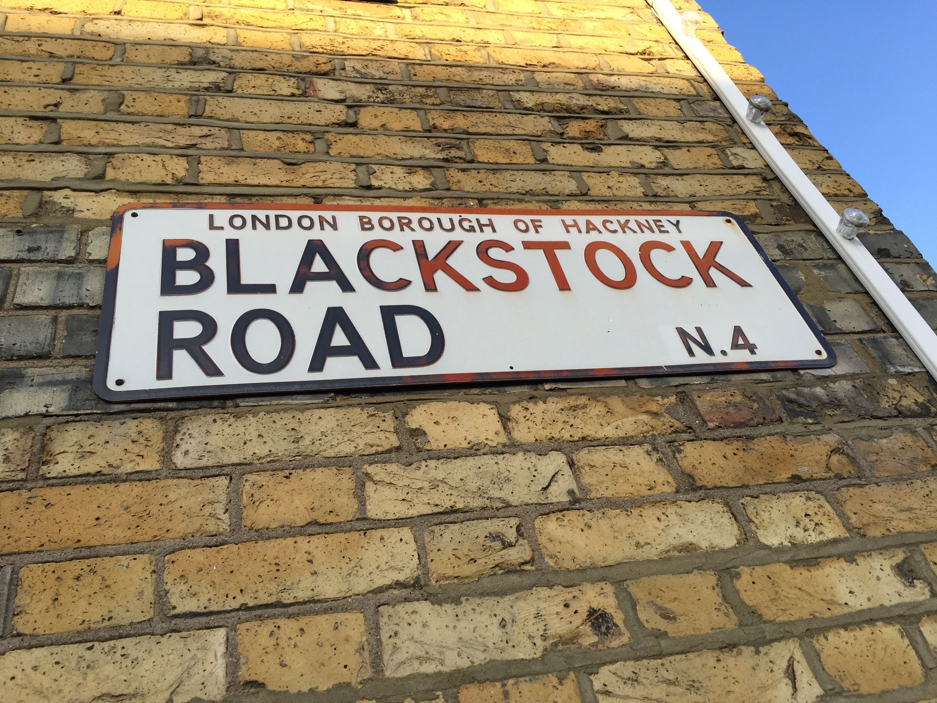 Segnaletica stradale per Blackstock Road a Hackney, Londra.