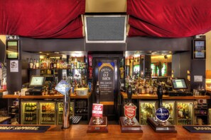 Bar (on property) - Arsenal Tavern Backpackers (London)