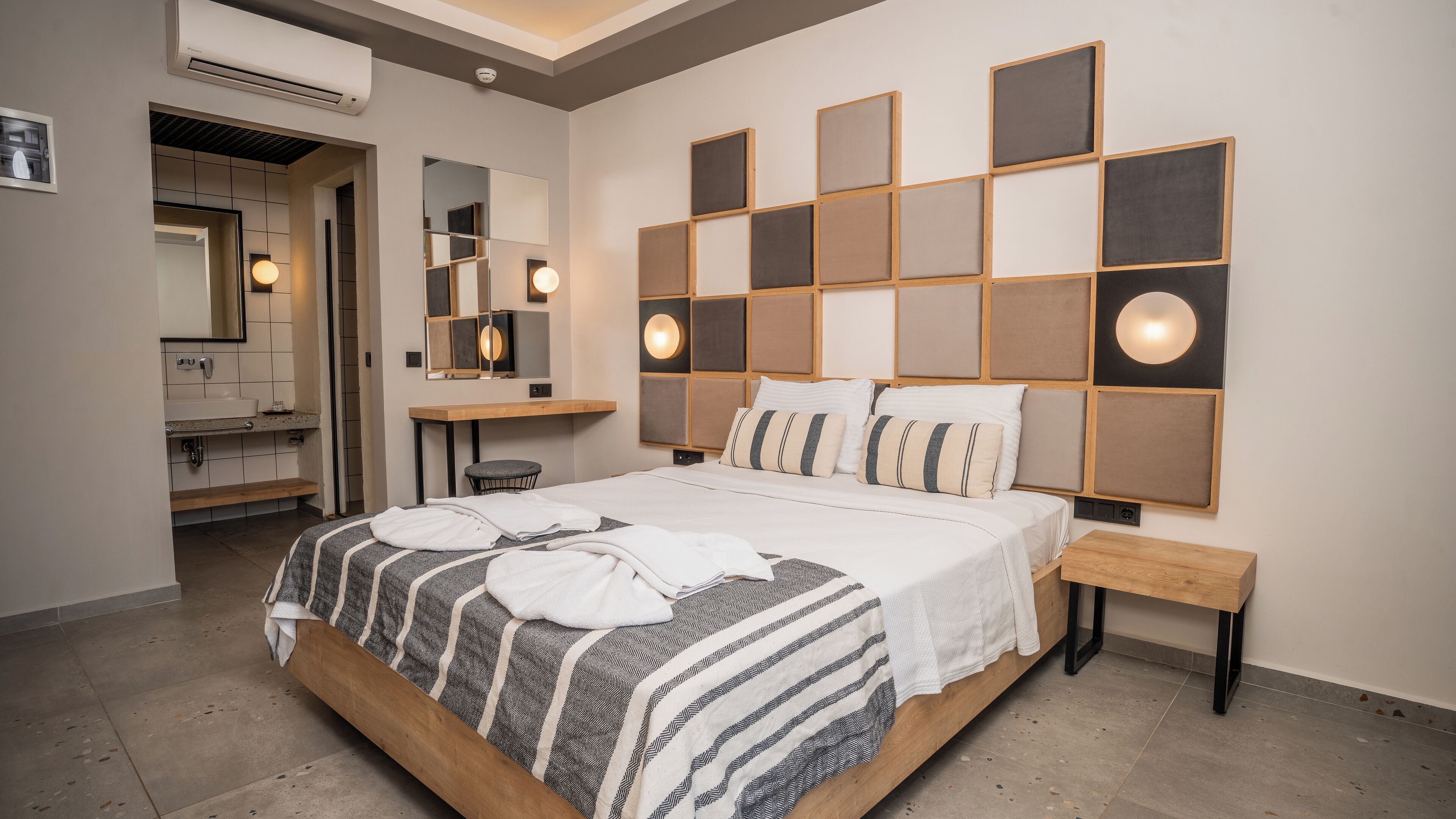 deluxe room, garden view, ground floor | 1 bedroom, minibar, in-room safe, desk