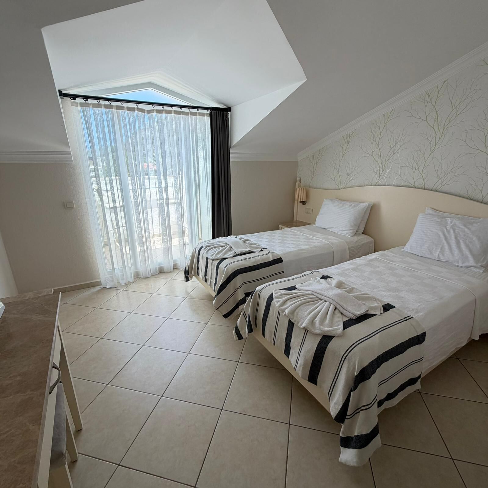 Standaard Twin kamer | Luxe beddengoed, een minibar, een kluis op de kamer, een bureau