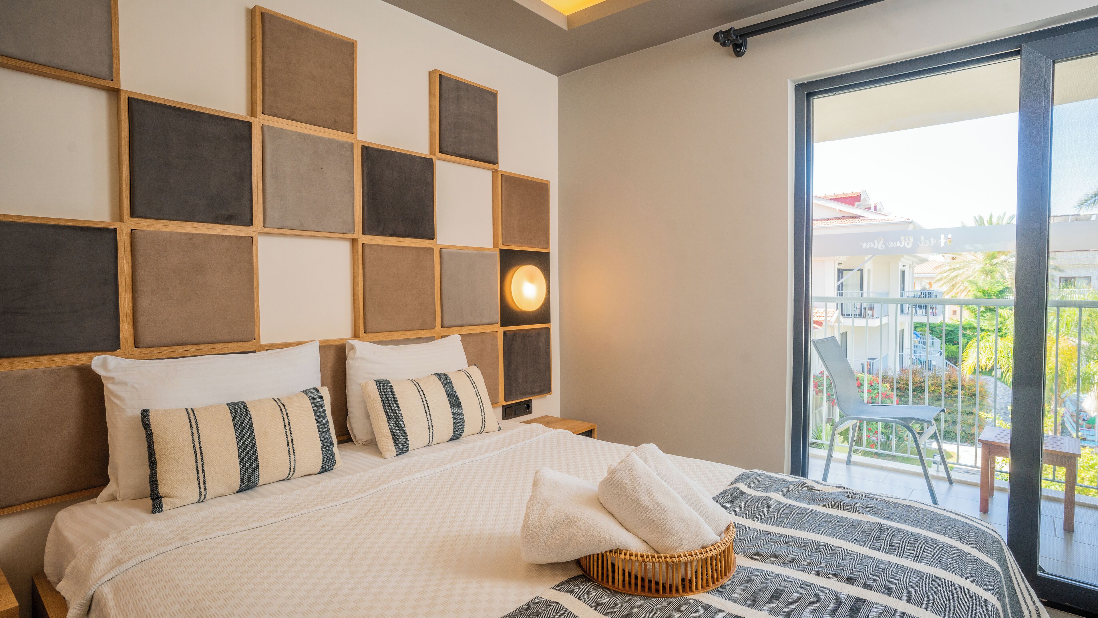 premium double room, jetted tub | 1 bedroom, minibar, in-room safe, desk