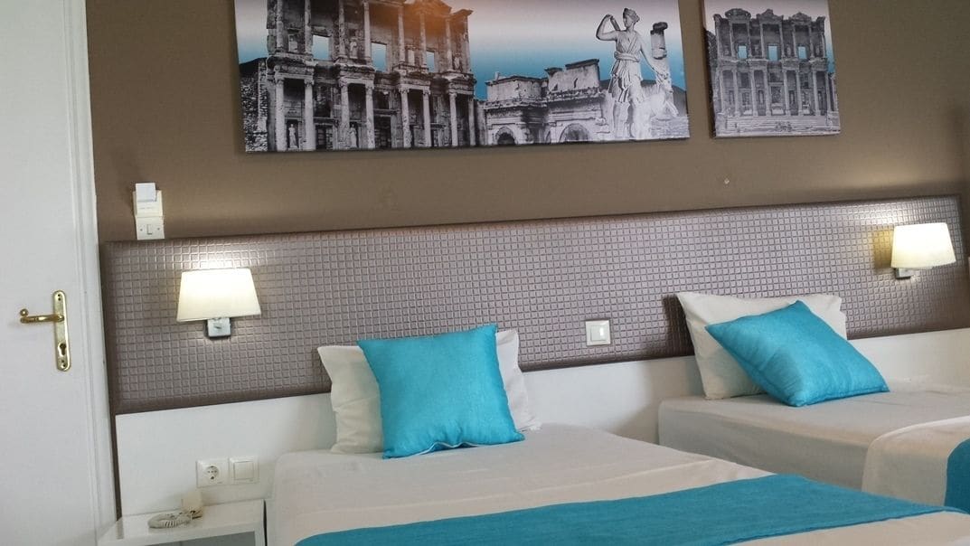 family room, partial sea view | 1 bedroom, free wifi, bed sheets