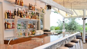 Bar (trong khuôn viên)