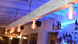 Bar (trong khuôn viên)