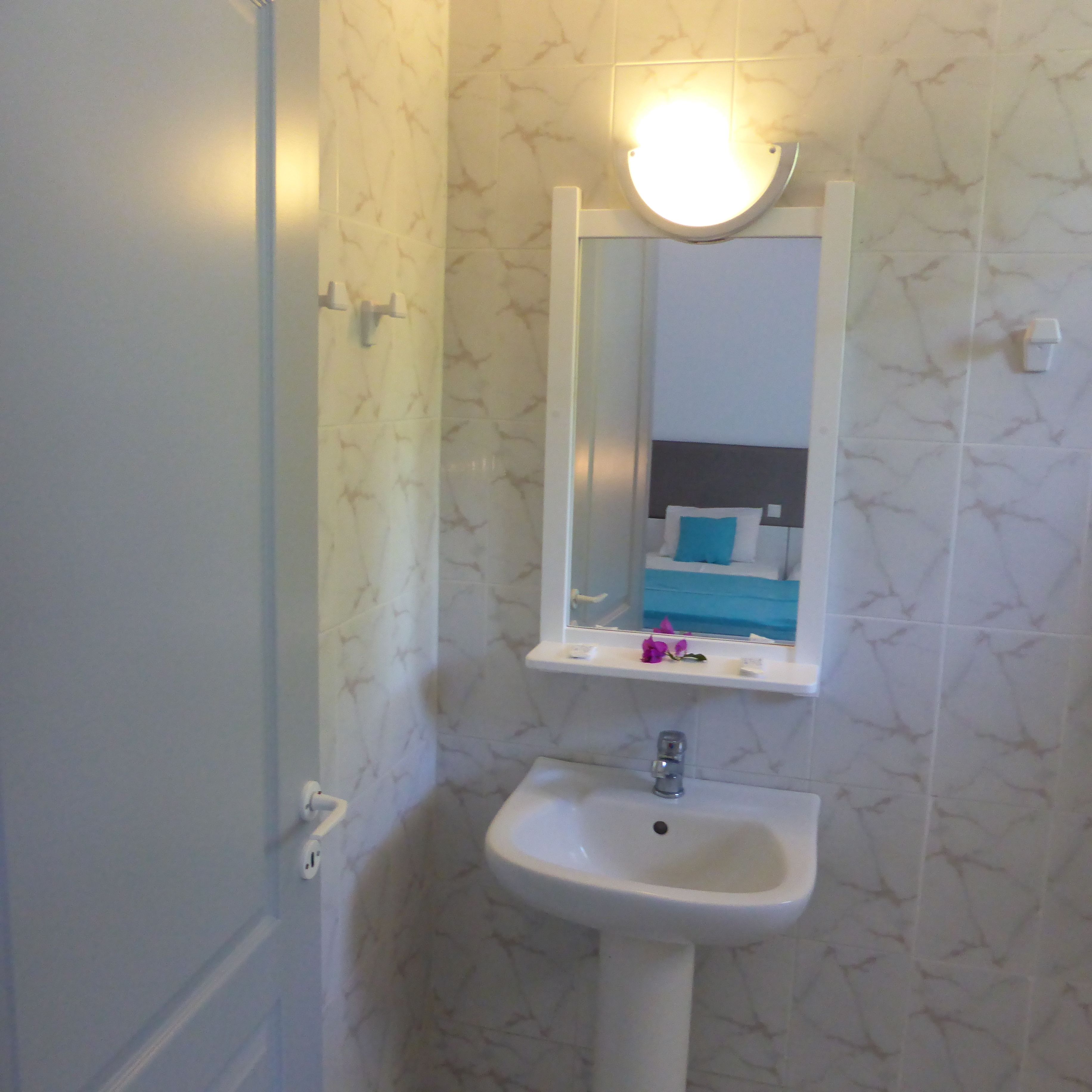 single room | bathroom | shower, towels