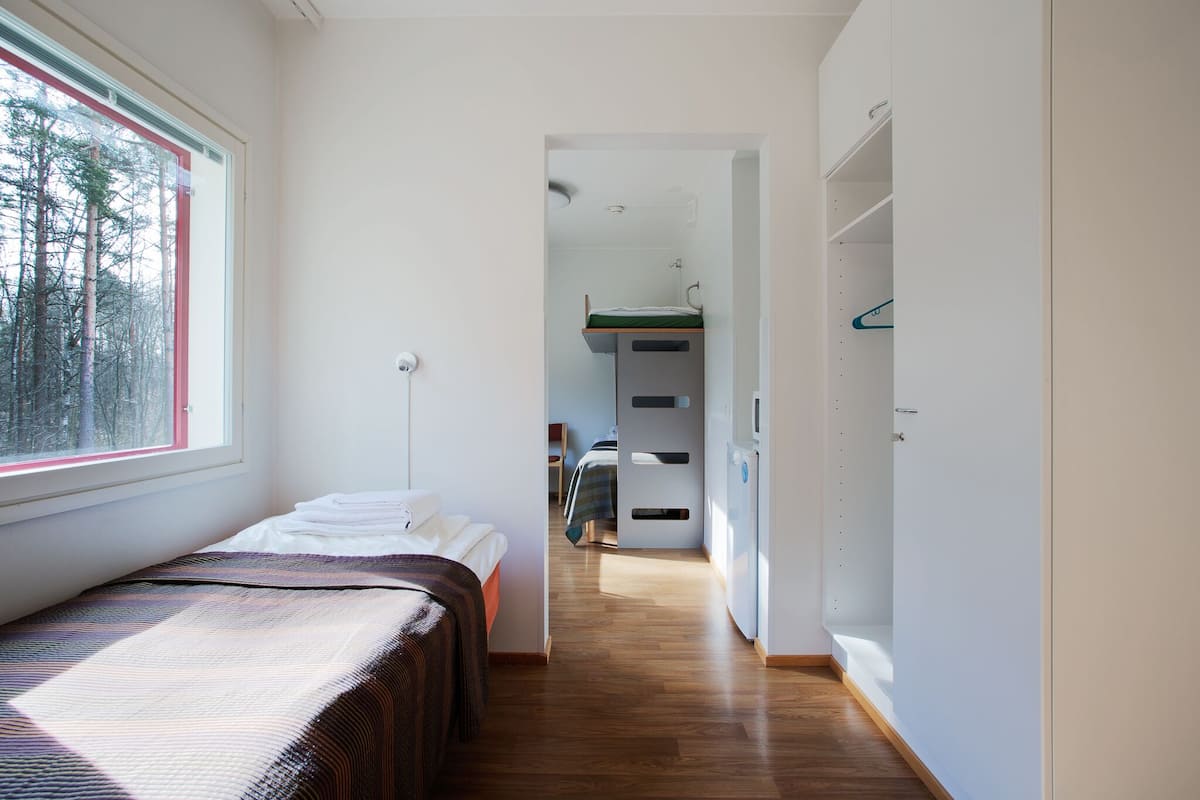 Neljän hengen huone hostellissa | Bureau, lit de bébé (gratuit), accès au Wi-Fi (inclus), literie fournie