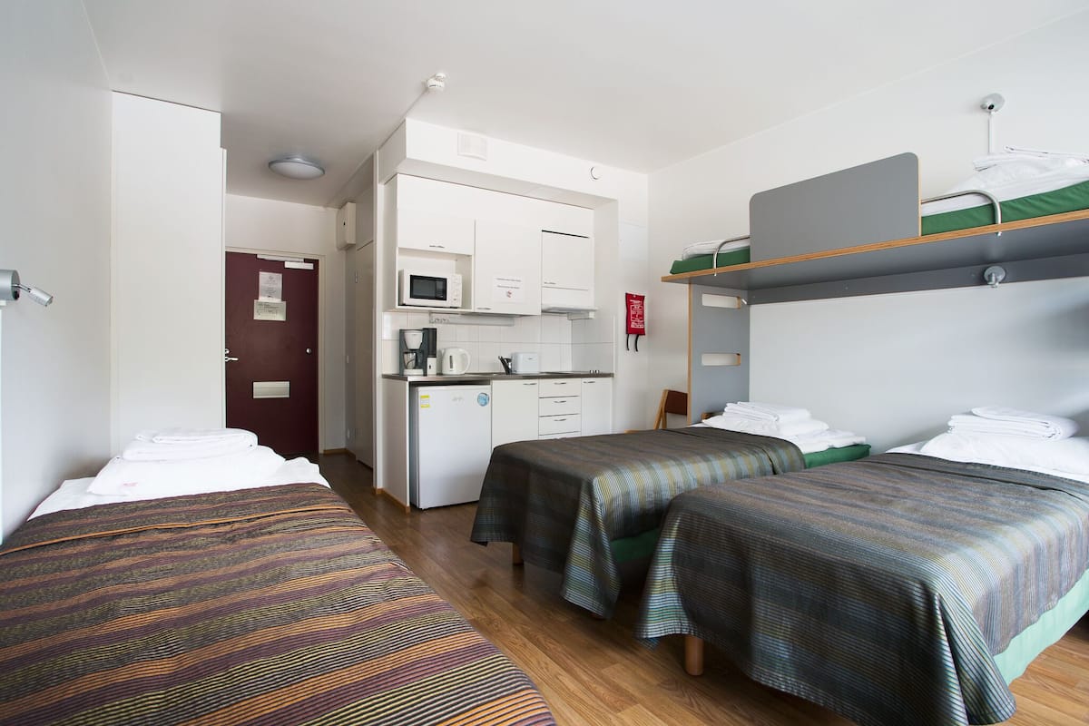 Perhehuone hostellissa | Bureau, lit de bébé (gratuit), accès au Wi-Fi (inclus), literie fournie