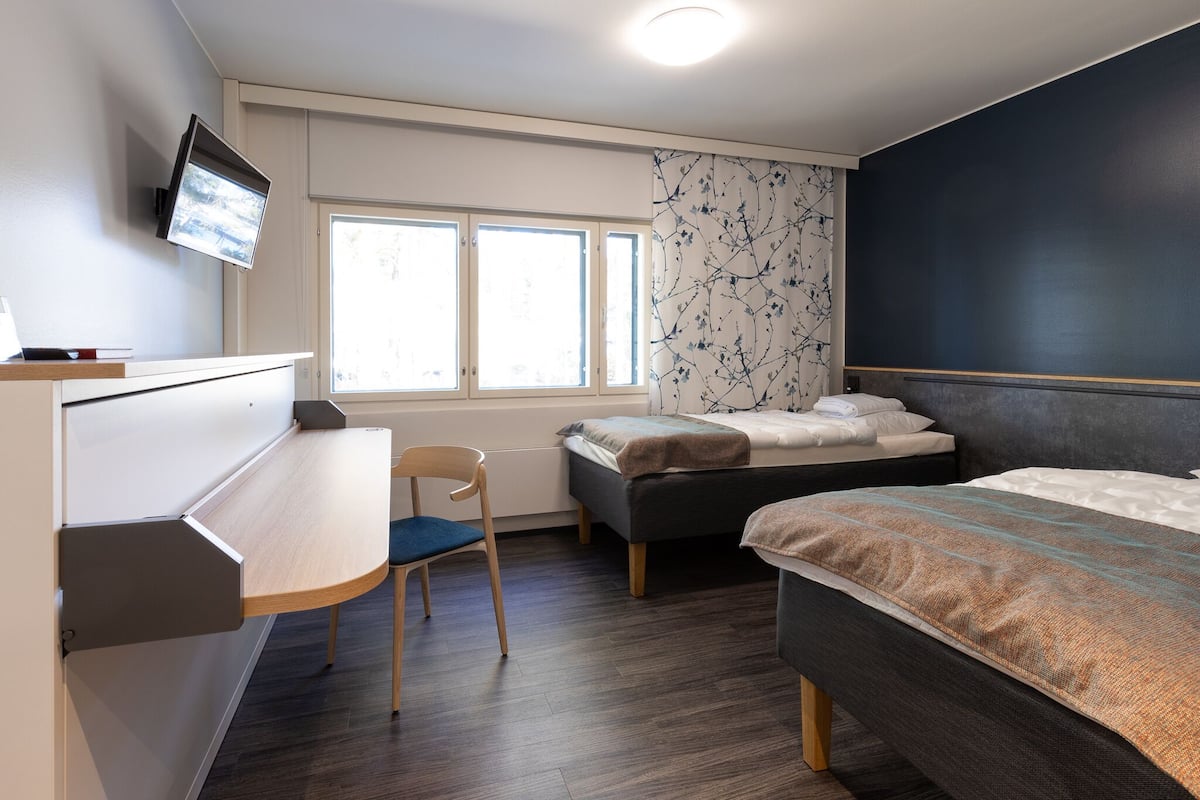 Kahden hengen huone hostellissa | Bureau, lit de bébé (gratuit), accès au Wi-Fi (inclus), literie fournie