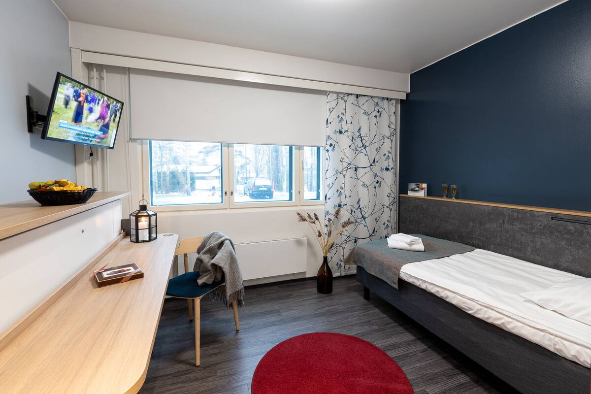 Kahden hengen esteetön hotellihuone | Bureau, lit de bébé (gratuit), accès au Wi-Fi (inclus), literie fournie