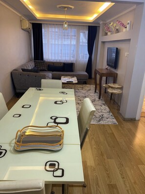 Suite | Living area | 32-inch TV with satellite channels - Istanbul Comfort Hotel (Istanbul)