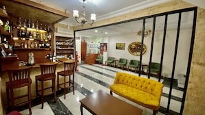A hotel lobby with a bar area, seating arrangements, and a reception desk. - Istanbul Comfort Hotel (Istanbul)