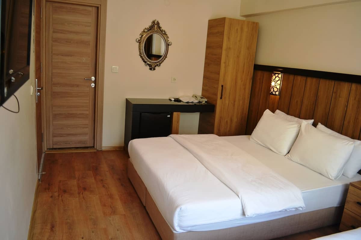 In-room safe, soundproofing, free WiFi, bed sheets