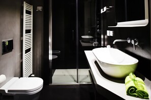 Kahden hengen superior-huone (yksi tai kaksi sänkyä) (Room L) | Kylpyhuone | Suihku, sadesuihkupää, designer-hygieniatuotteet, hiustenkuivaaja