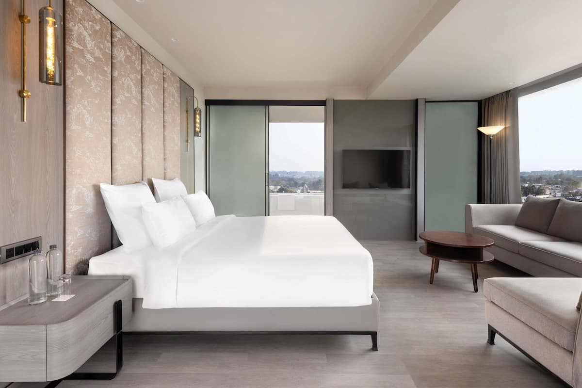 Minibar, caja de seguridad en la habitación y escritorio