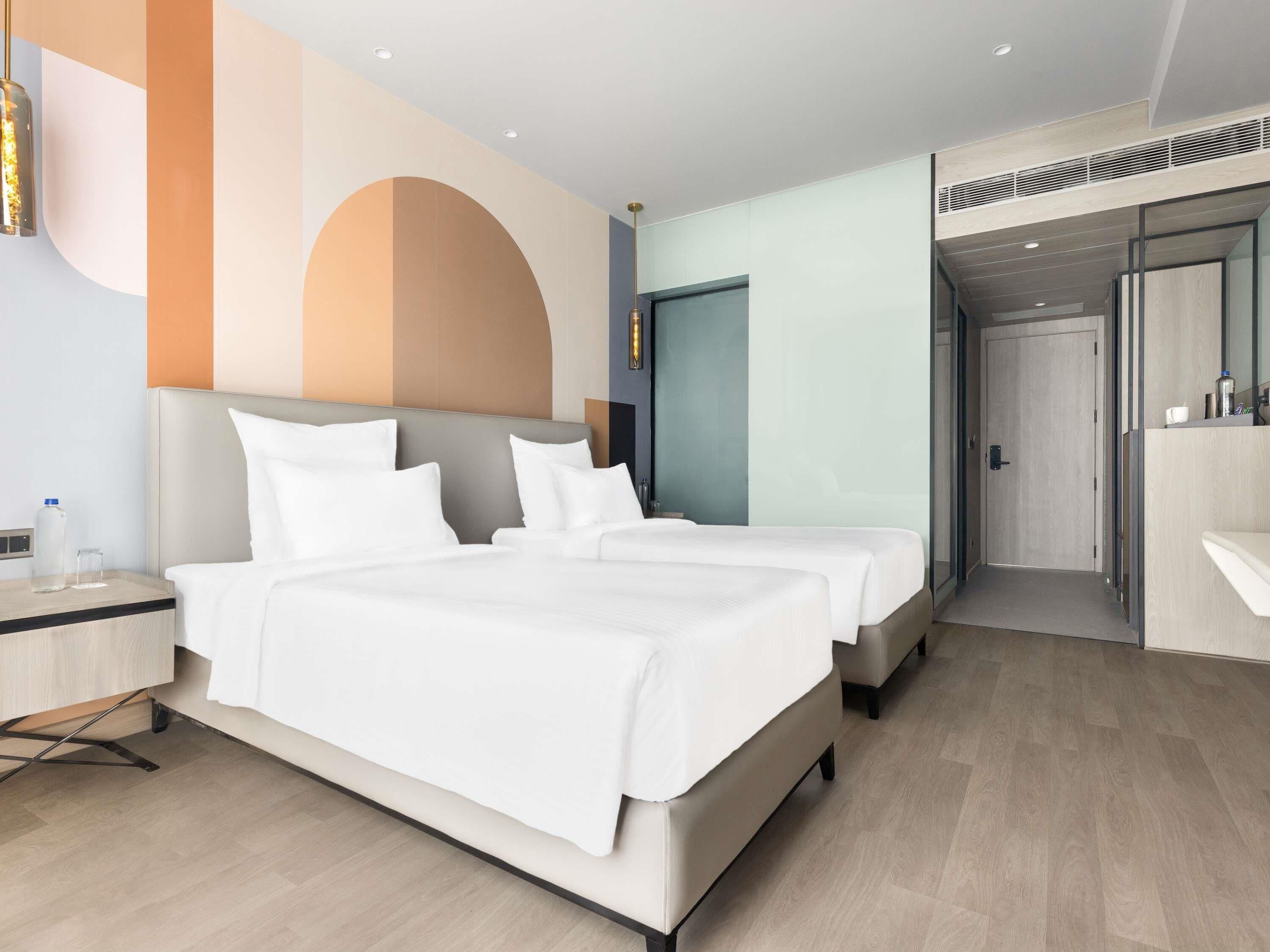 Minibar, caja de seguridad en la habitación y escritorio 