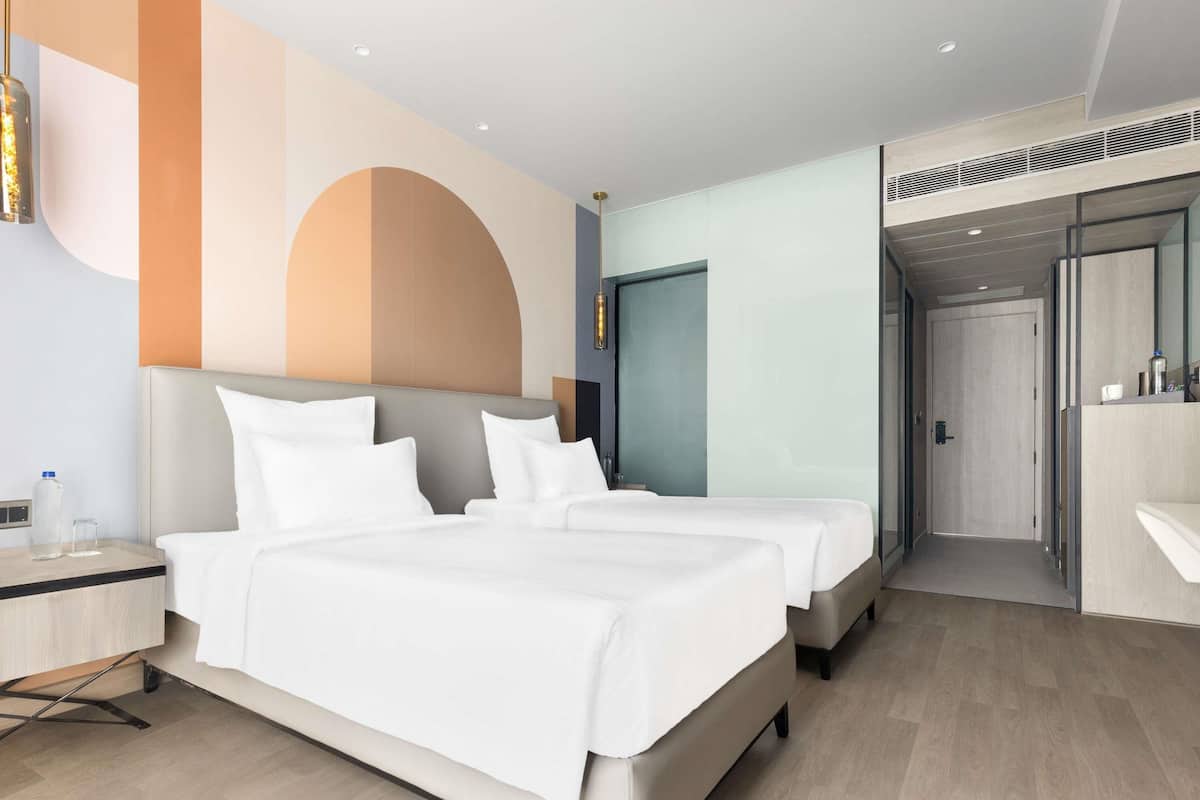 Minibar, caja de seguridad en la habitación y escritorio