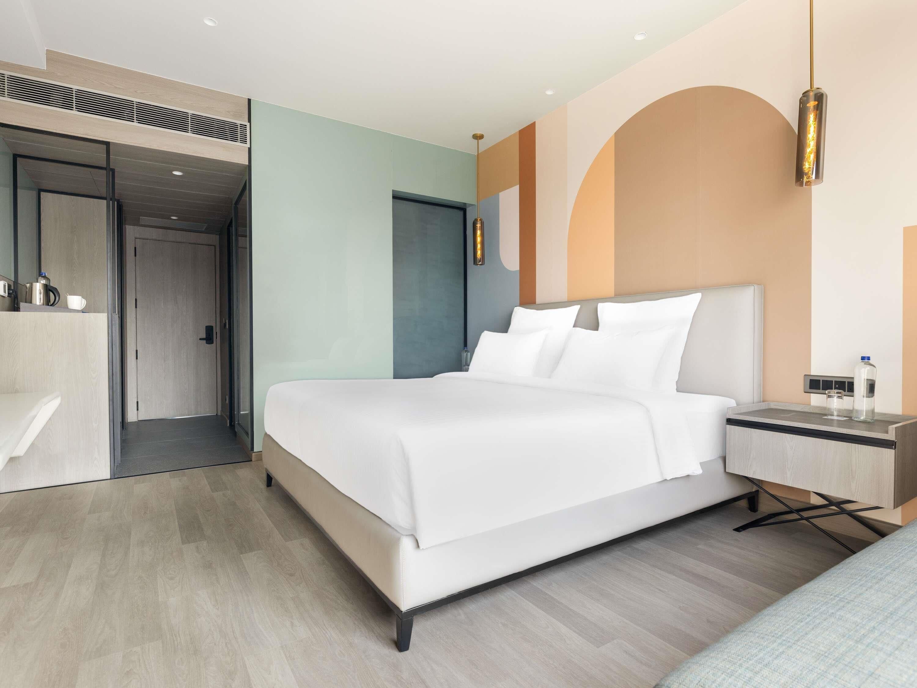 Minibar, caja de seguridad en la habitación y escritorio 