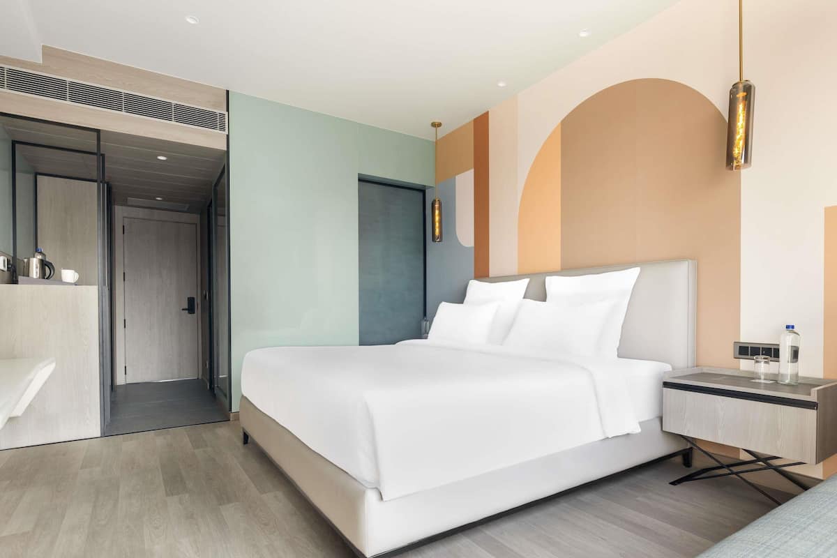 Minibar, caja de seguridad en la habitación y escritorio