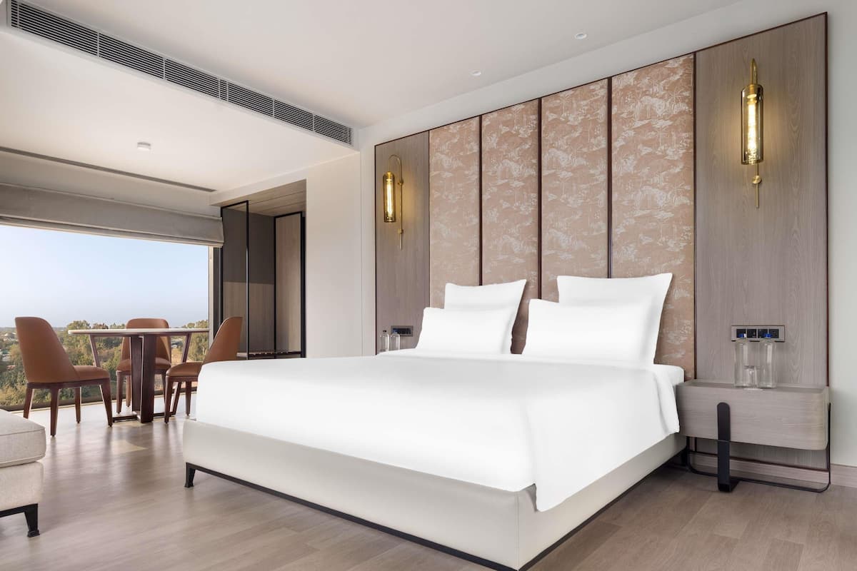 Minibar, caja de seguridad en la habitación y escritorio