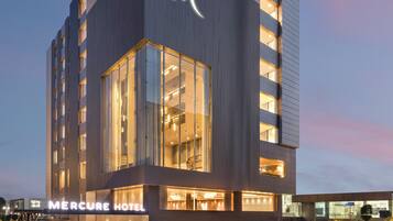 Fachada de la propiedad por la tarde o noche