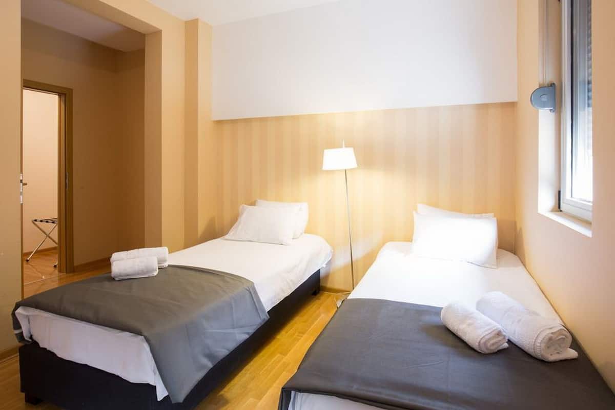 Roupas de cama premium, frigobar, cofres nos quartos, escrivaninha