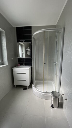 Een douche, een haardroger, handdoeken