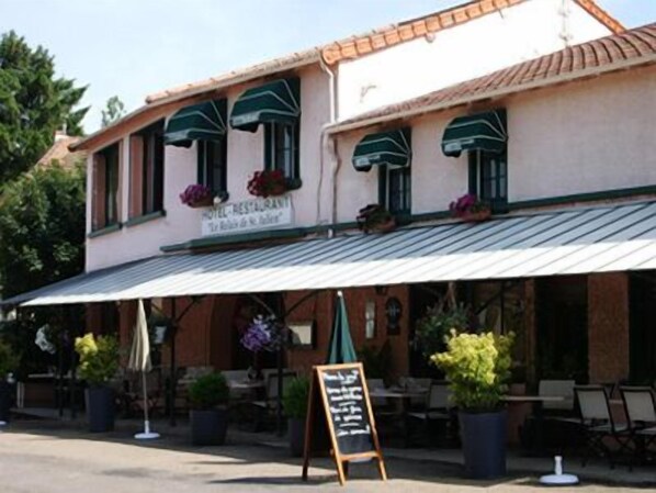 Exterior - Hotel Le Relais de Saint Julien (Saint-Julien-de-Jonzy)