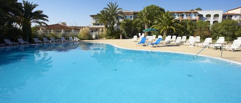 Una piscina al aire libre de temporada