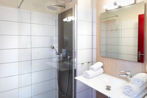 Shower, hair dryer, towels - SOWELL RÉSIDENCES Les Perles du Golfe de Saint-Tropez (Grimaud)