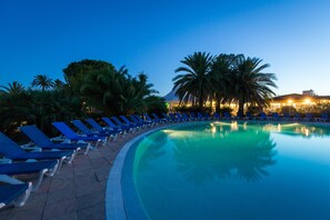 Una piscina al aire libre de temporada