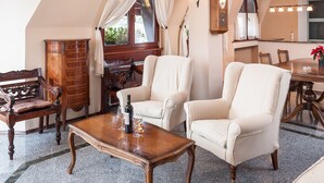 Familie suite, 1 slaapkamer, balkon, uitzicht op bergen | Woonruimte | Flatscreentelevisie