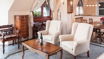 Suite Familiale, 1 chambre, balcon, vue montagne | Coin séjour