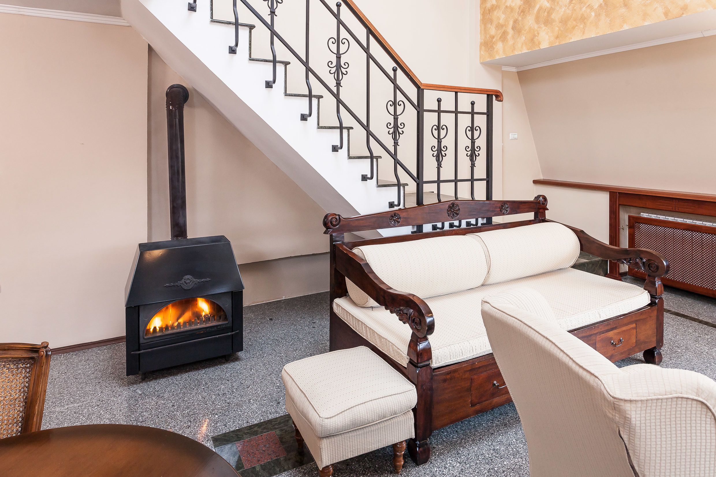 Suite familiar, 1 habitación, balcón, vista a la montaña | Área de sala de estar | Televisión de pantalla plana 