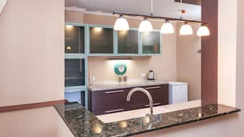 Suite Familiale, 1 chambre, balcon, vue montagne | Cuisine privée