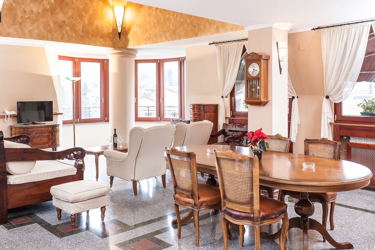 Familien-Suite, 1 Schlafzimmer, Balkon, Bergblick | Essbereich im Zimmer