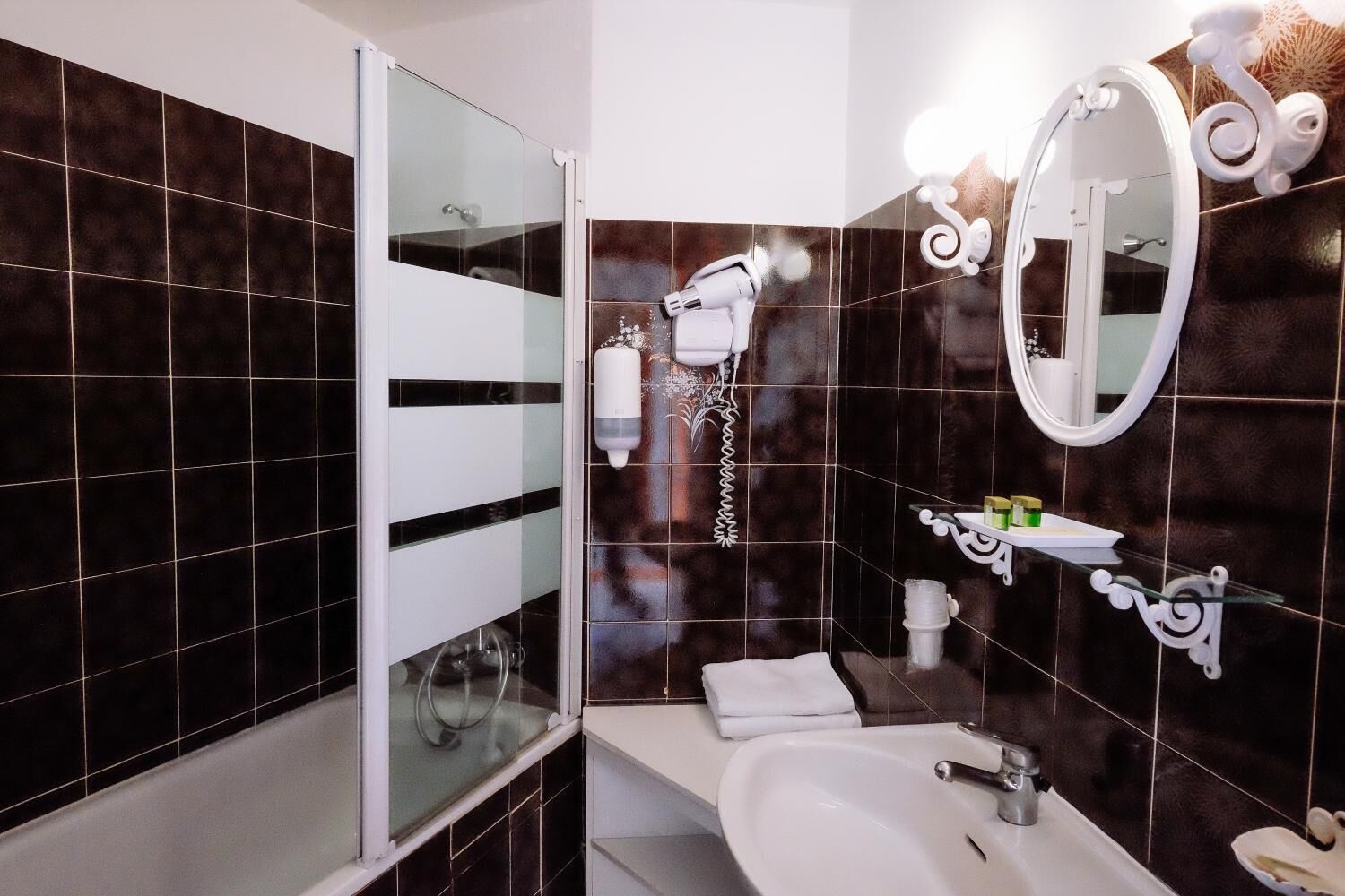 bathtub, free toiletries, hair dryer