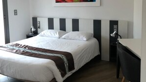 Desk, soundproofing, cribs/infant beds, WiFi (free) - Hotel L'Enclos (Donneville)