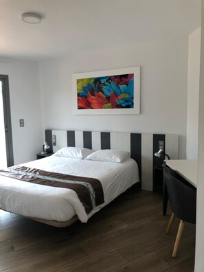 Desk, soundproofing, cots/infant beds, free WiFi - Hotel L'Enclos (Donneville)