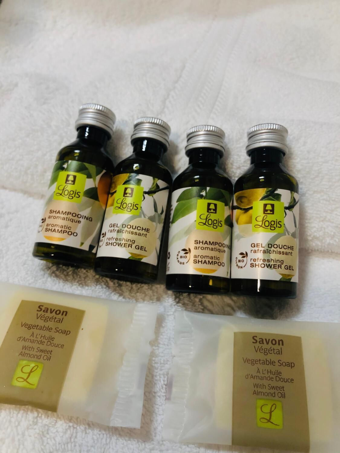 bathtub, free toiletries, hair dryer