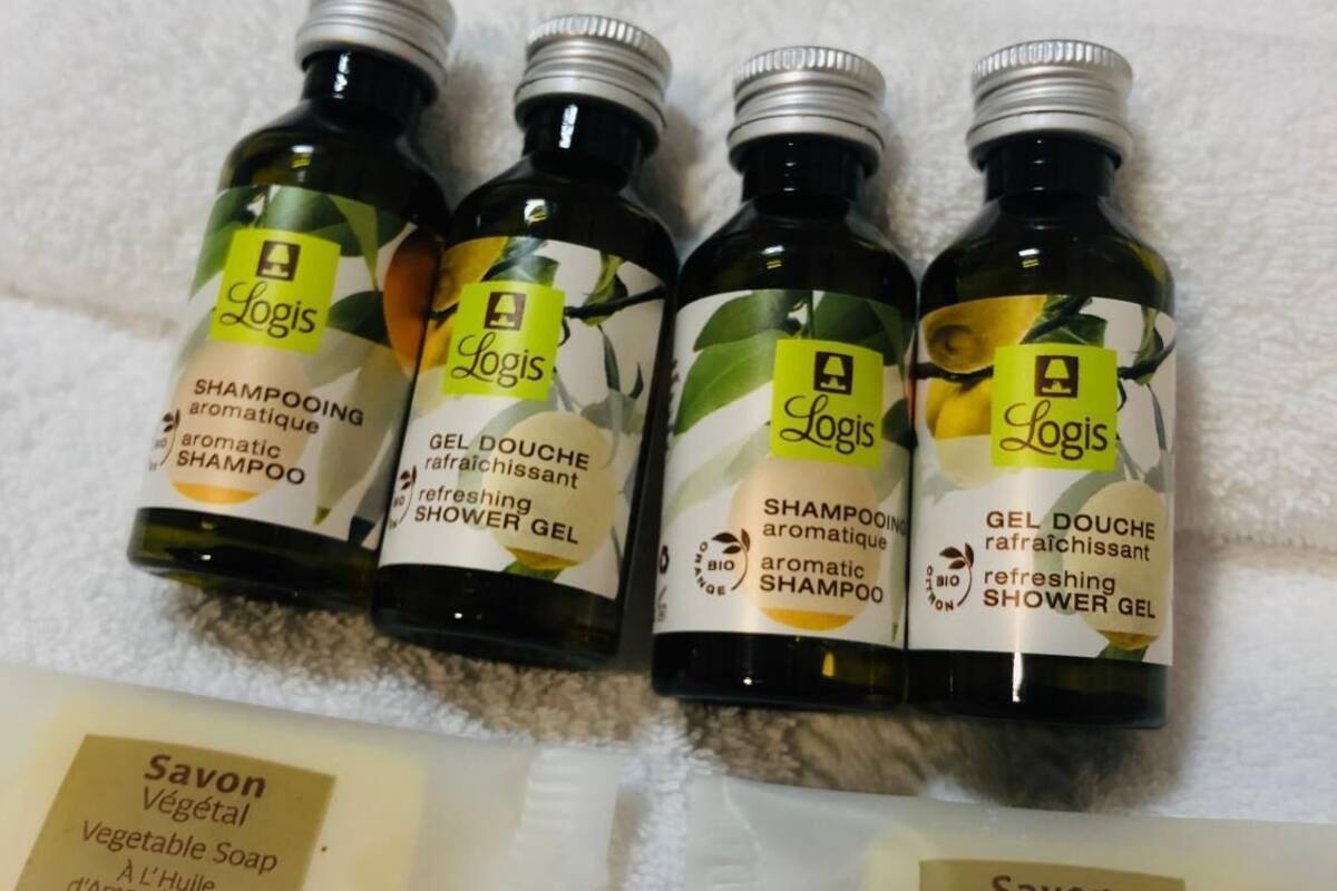 bathtub, free toiletries, hair dryer