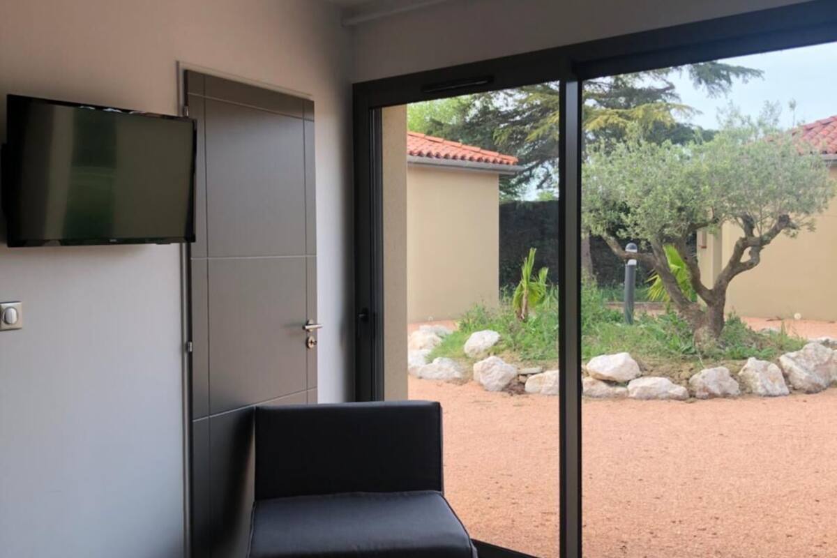 desk, soundproofing, cots/infant beds, free wifi