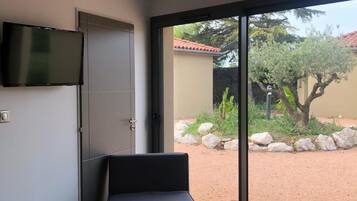 Desk, soundproofing, cribs/infant beds, free WiFi
