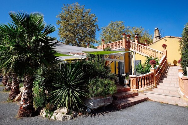 Exterior - Hotel L'Enclos (Donneville)