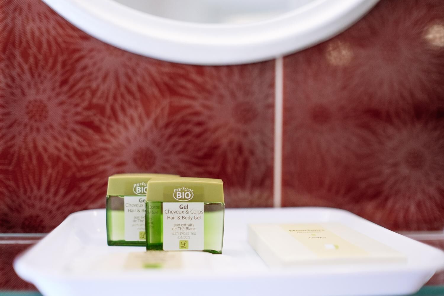 bathtub, free toiletries, hair dryer