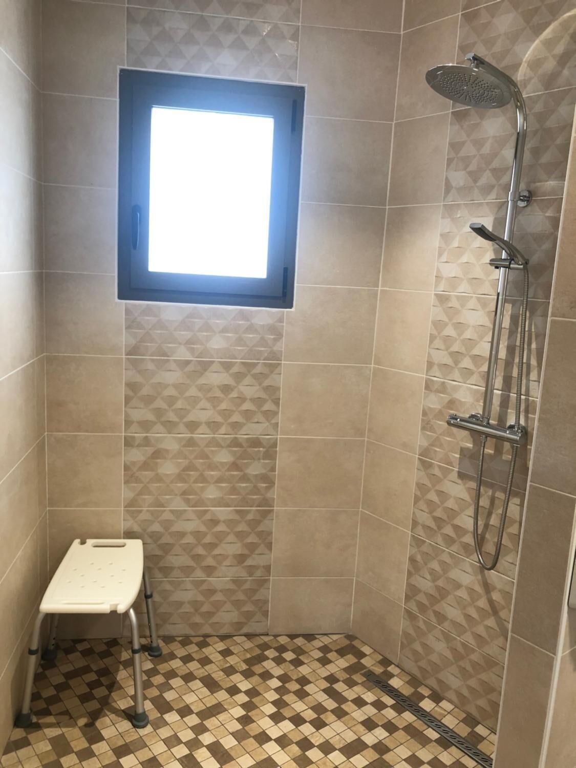 bathtub, free toiletries, hair dryer