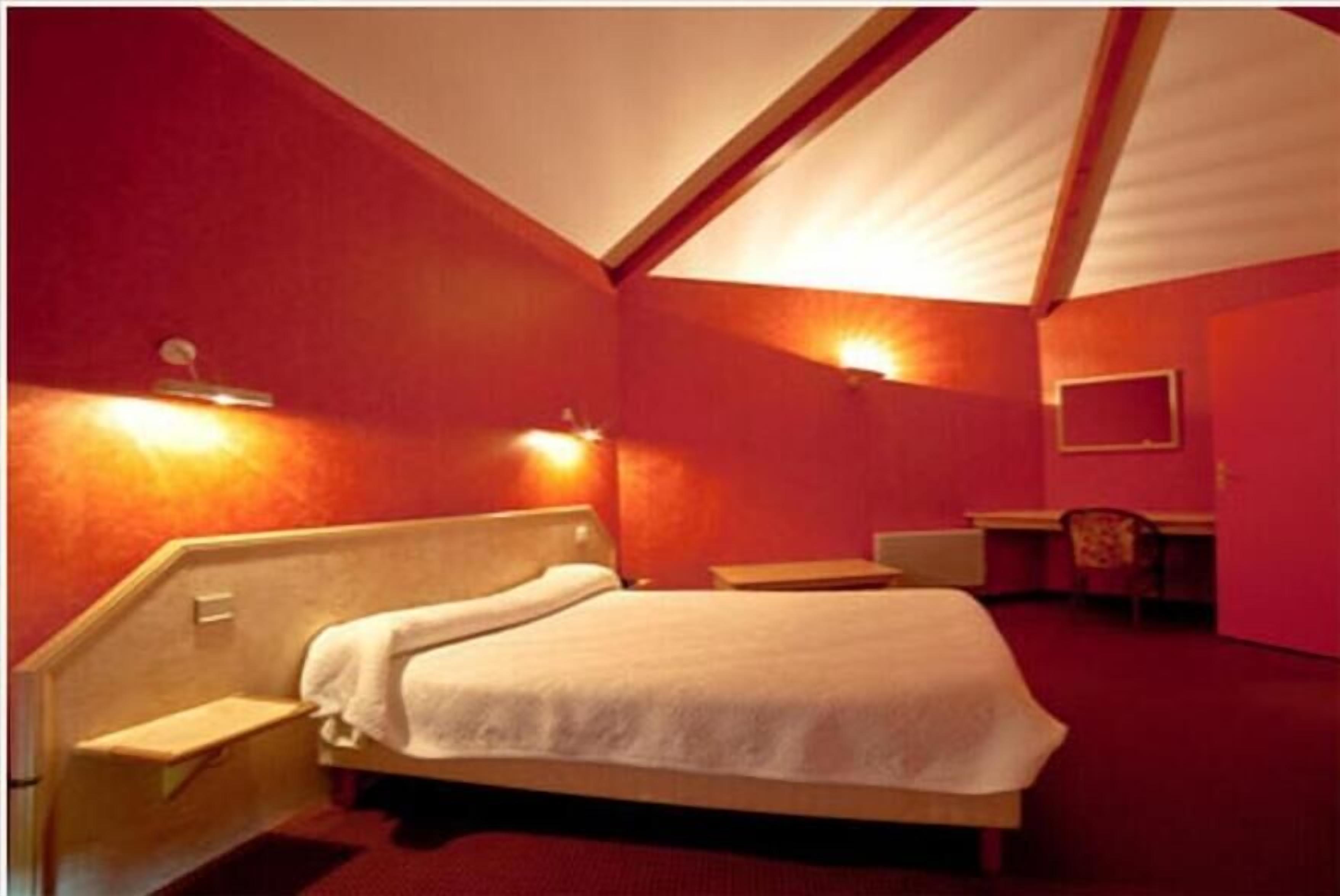 desk, soundproofing, cots/infant beds, free wifi