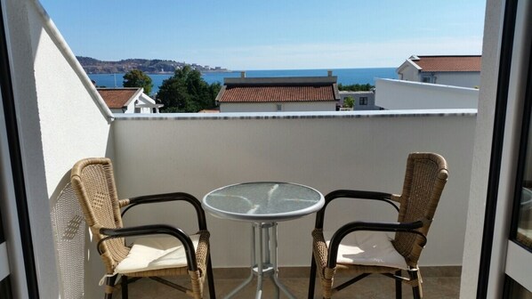 Estudio estándar, 1 cama King size, vista al mar | Caja de seguridad en la habitación y muebles diferentes 