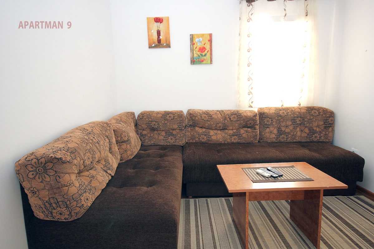 Departamento, 1 habitación, balcón, vista al mar | Área de sala de estar | Televisión de pantalla plana
