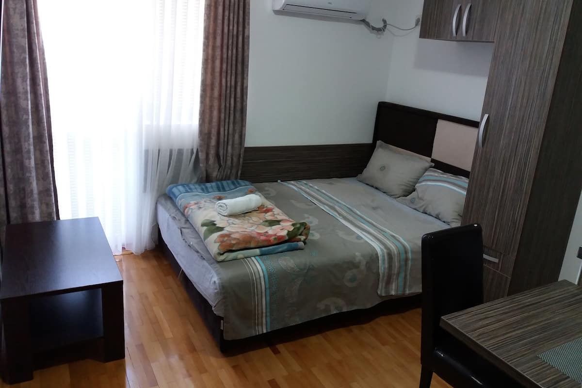 Estudio, balcón (1 Person) | Caja de seguridad en la habitación y muebles diferentes